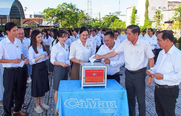 Viên chức và người lao động Báo và phát thanh, truyền hình Cà Mau đóng góp mỗi người 1 ngày lương, tạo thêm nguồn lực chăm lo Tết cho người dân khó khăn.
