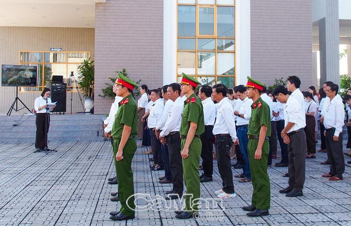 Sau nghi thức chào cờ, cán bộ, viên chức và người lao động đơn vị tham dự sinh hoạt chuyên đề học tập, thực hành tư tưởng, đạo đức, phương pháp, phong cách Hồ Chí Minh với chủ đề “Học Bác về kính trọng người cao tuổi”.