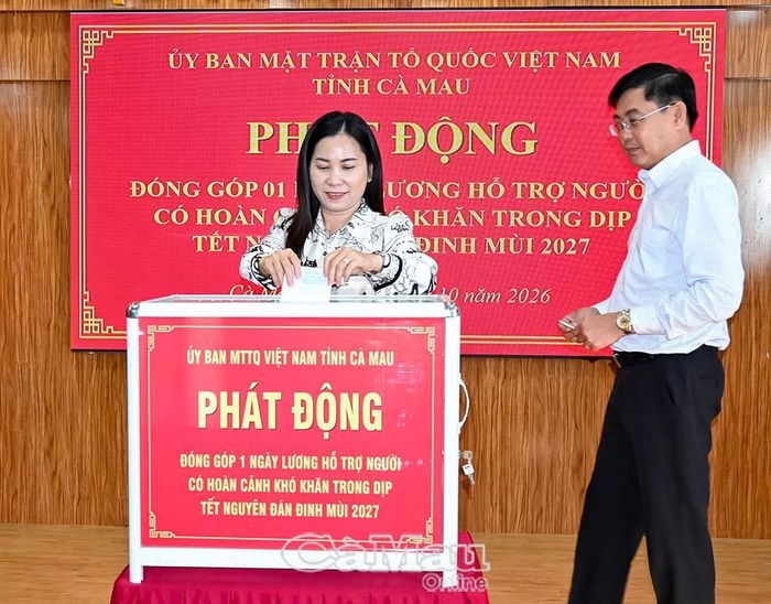  Phó Chủ tịch Uỷ ban MTTQ Việt Nam tỉnh Cà Mau, Chủ tịch Hội Liên hiệp Phụ nữ tỉnh Lê Thị Ngọc Linh đóng góp.