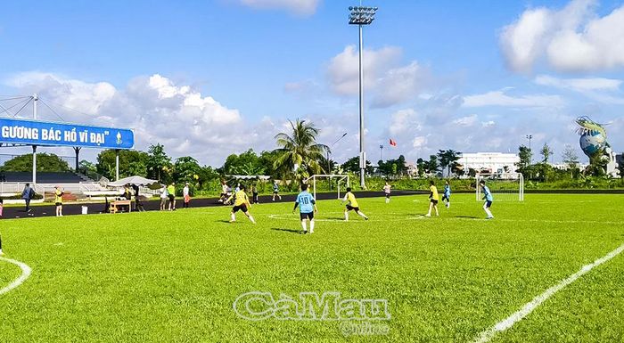 Sôi nổi trận đấu bóng đá nữ 5 người.