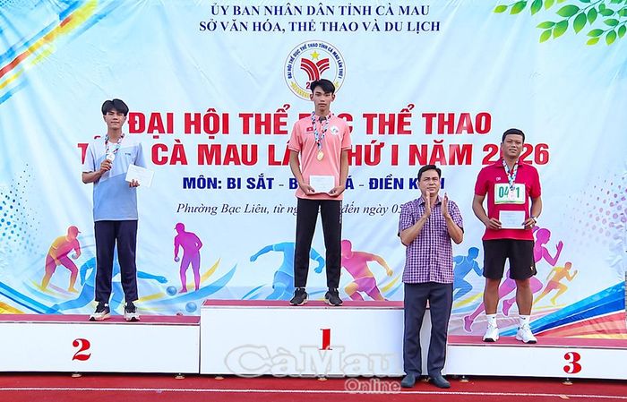 Ông Trần Thanh Tú, Phó Giám đốc Trung tâm Huấn luyện và Thi đấu thể dục thể thao tỉnh Cà Mau, trao huy chương cho các VĐV đạt thành tích xuất sắc nội dung nhảy xa nam.