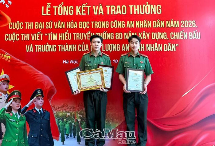  Thượng uý Hồng An Xuyên (bên trái) đạt 2 giải tại 2 cuộc thi do Bộ Công an tổ chức.
