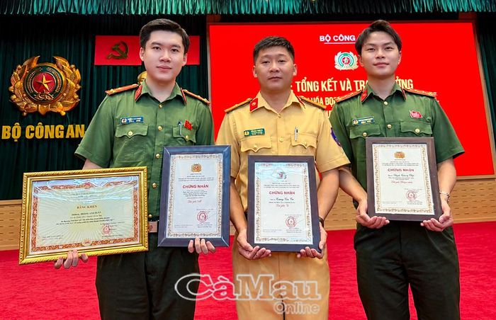 Thiếu tá Trương Tấn Tài (giữa) và Đại uý Huỳnh Quang Nhựt (bìa phải), cùng Thượng uý Hồng An Xuyên nhận chứng nhận đoạt giải.