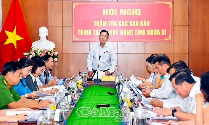 Trưởng ban Pháp chế HĐND tỉnh Hoàng Đình Liêm đề nghị cơ quan soạn thảo dự thảo Nghị quyết tiếp thu đầy đủ ý kiến đóng góp của các đại biểu.