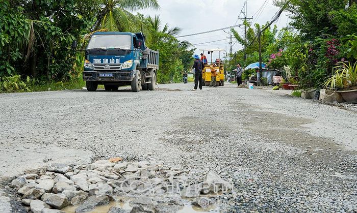 Các vị trí hư hỏng trên đường Mậu Thân, đoạn từ điiểm giao đường Nguyễn Trãi đến vòng xoay đường Võ Văn Kiệt, phường An Xuyên, đang được sửa chữa, khắc phục.
