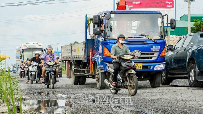 Quốc lộ 1, đoạn qua khu vực chợ Nhà Phấn, có mật độ phương tiện lưu thông cao; một số vị trí mặt đường hư hỏng, đọng nước.