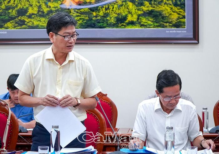 Phó Giám đốc Sở Giáo dục và Đào tạo Đặng Trí Thủ trình bày kế hoạch tổ chức Hội thi Tiếng hát nhà giáo.