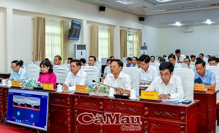 Cùng dự có Uỷ viên Ban Thường vụ Tỉnh uỷ, Phó Chủ tịch HĐND tỉnh Bùi Tấn Bảy (hàng đầu, giữa) và Phó Chủ tịch Uỷ ban MTTQ Việt Nam tỉnh Cà Mau Võ Thị Ngọc Hân cùng lãnh đạo các sở, ngành.
