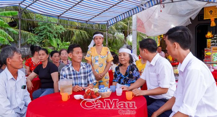 Đoàn công tác UBND xã U Minh thăm hỏi và chia sẻ với nỗi đau của gia đình nạn nhân.