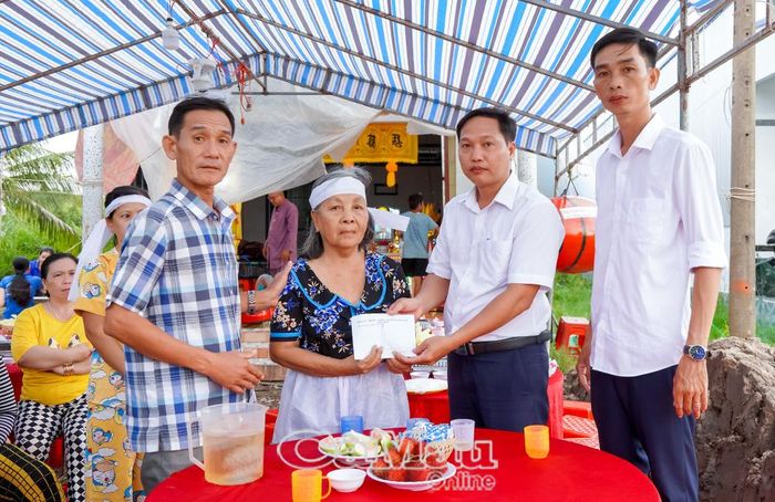Ông Võ Văn Bình, Phó Trưởng phòng Văn hoá - Xã hội xã U Minh, trao hỗ trợ cho gia đình.