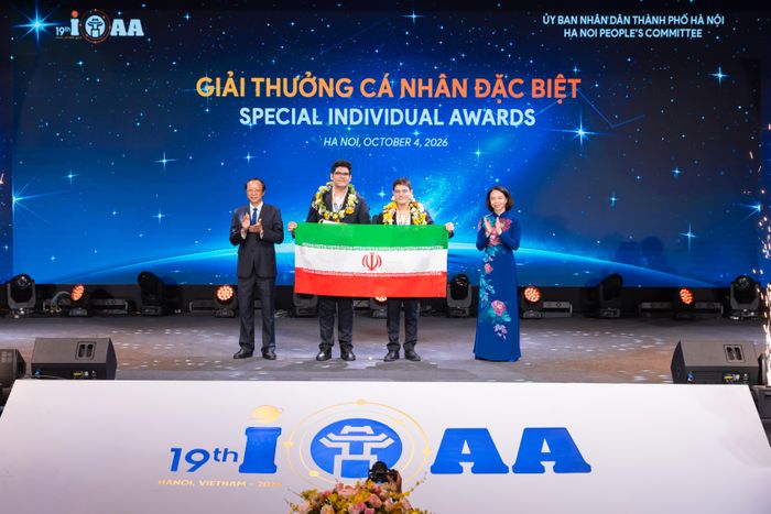Ban Tổ chức trao các giải Đặc biệt cho thí sinh có tổng điểm cao nhất, thí sinh có thành tích tốt nhất phần thi lý thuyết, thí sinh có thành tích tốt nhất phần thi thực hành và các giải đồng đội. Ảnh: PV