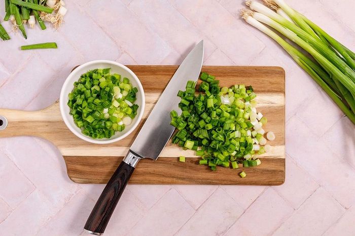 Chỉ cần một chút hành thái nhỏ cũng đủ làm món ăn thêm màu sắc và mùi thơm đặc trưng.