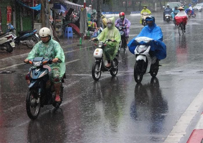 Mưa lớn xuất hiện tại nhiều khu vực từ Bắc Bộ đến miền Trung, kèm nguy cơ lốc, sét và ngập úng cục bộ. Ảnh minh họa.