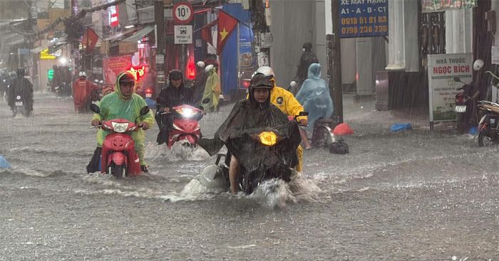 Nam Bộ bước vào đợt mưa lớn diện rộng kéo dài đến khoảng 10/10, nguy cơ gây ngập cục bộ tại các đô thị. Ảnh: Vietnamnet