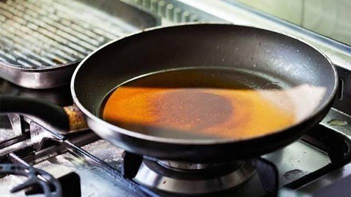 Dầu chiên đi chiên lại nhiều lần có thể bị oxy hóa và giảm chất lượng, đặc biệt khi đã đổi màu, nhiều cặn hoặc có mùi bất thường. Ảnh minh họa