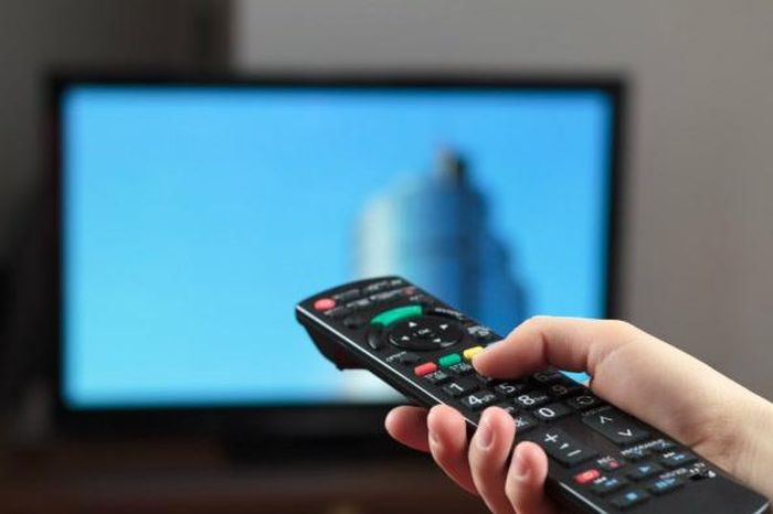 Điều khiển TV là vật dụng gần như vị khách nào cũng sử dụng nhưng thường không được vệ sinh - Ảnh minh hoạ