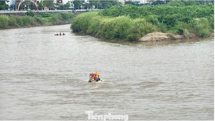 Cảnh sát Giao thông đường thủy huy động phương tiện tham gia tìm kiếm nạn nhân mất tích. Ảnh: Tiền phong.↵