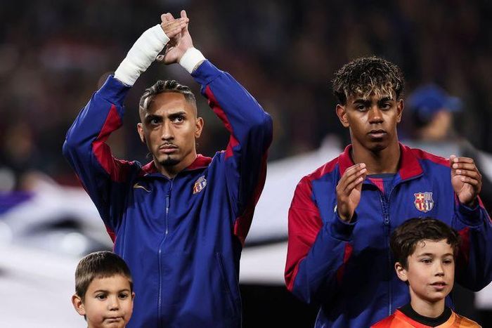 Raphinha quấn băng ở tay trong một trận đấu của Barcelona