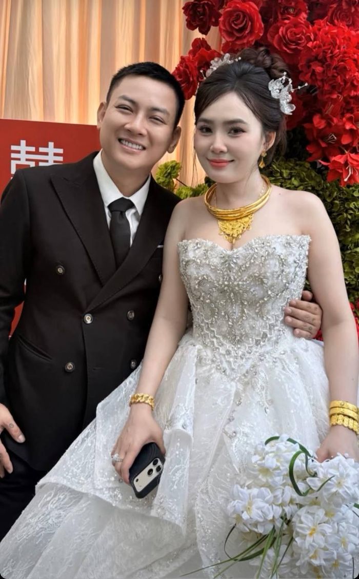 Hoài Lâm và Ngọc Trinh trong đám cưới tổ chức ở quê nhà.
