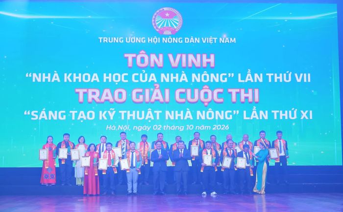 Đồng chí Nguyễn Đức Phong, Phó Chủ tịch Ủy ban Trung ương Mặt trận tổ quốc Việt Nam và đồng chí Võ Văn Hưng, Thứ trưởng Bộ Nông nghiệp và Môi trường trao giải cho các cá nhân đạt giải cuộc thi "Sáng tạo kỹ thuật Nhà nông" lần thứ XI - năm 2026.