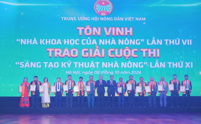 Phó Chủ tịch Thường trực Trung ương Hội Nông dân Việt Nam Phan Như Nguyện và Thứ trưởng Bộ Khoa học và Công nghệ Lê Xuân Định trao giấy chứng nhận và biểu trưng cho các chủ DN, HTX, cơ sở sản xuất, nông dân sáng chế, sáng tạo, chuyển giao KHCN cho nông dân.