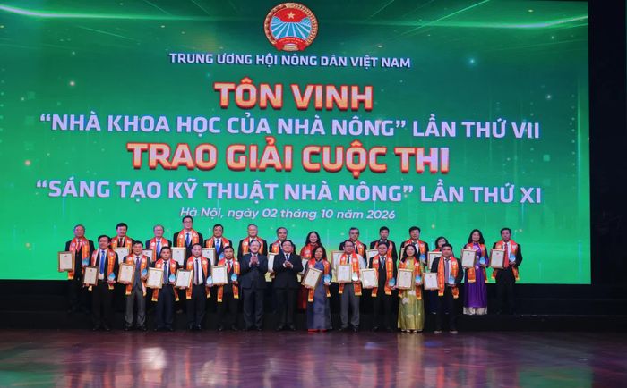 Phó Thủ tướng Chính phủ Hồ Quốc Dũng và Chủ tịch Trung ương Hội Nông dân Việt Nam Lương Quốc Đoàn trao giấy chứng nhận và biểu trưng của chương trình cho các “Nhà khoa học của Nhà nông” năm 2026.