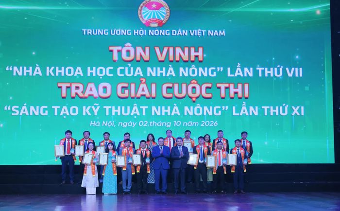 Đồng chí Nguyễn Quang Đức, Ủy viên Trung ương Đảng, Phó Bí thư chuyên trách Đảng ủy Mặt trận Tổ quốc, các đoàn thể Trung ương và Giáo sư, Viện sĩ Châu Văn Minh, Chủ tịch Liên hiệp các Hội Khoa học và Kỹ thuật Việt Nam trao giấy chứng nhận và biểu trưng của chương trình cho các “Nhà khoa học của Nhà nông” năm 2026.