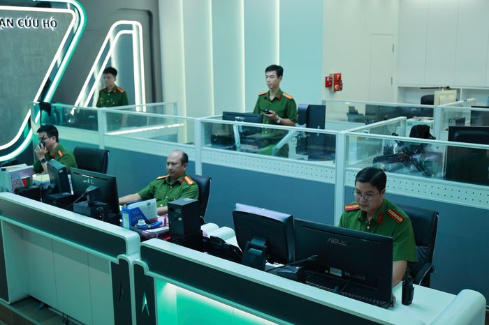 Lực lượng Cảnh sát PCCC&CNCH làm nhiệm vụ tại Trung tâm chỉ huy 114, sẵn sàng xử lý các sự cố cháy, nổ