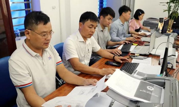 Cán bộ xã Kim Thành, Hải Phòng đang khẩn trương cập nhật dữ liệu, bổ sung thông tin về cơ sở dữ liệu đất đai