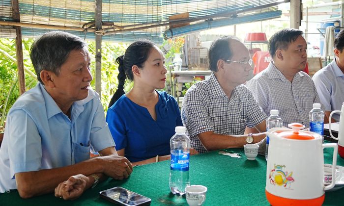 Các đại biểu dự lễ khởi công sửa nhà cho gia đình chính sách tại xã Củ Chi