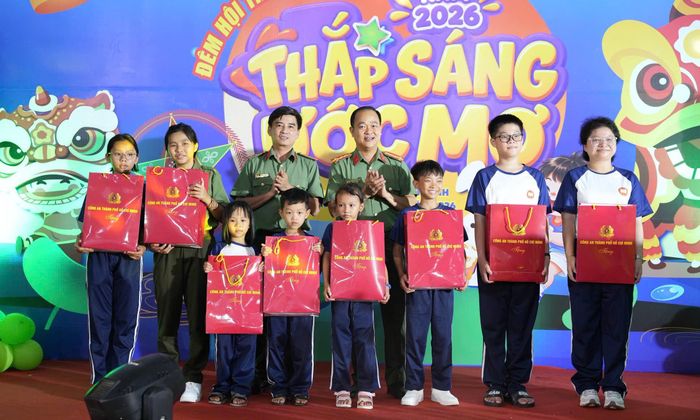 Tặng quà cho các em trong Đêm hội Trăng rằm gắn kết yêu thương