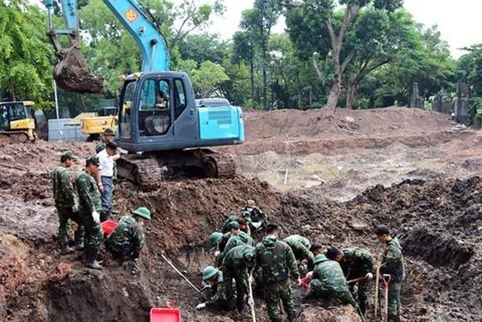 Lực lượng chức năng thực hiện nhiệm vụ tìm kiếm hài cốt Liệt sĩ tại Công viên Lê Thị Riêng, TPHCM