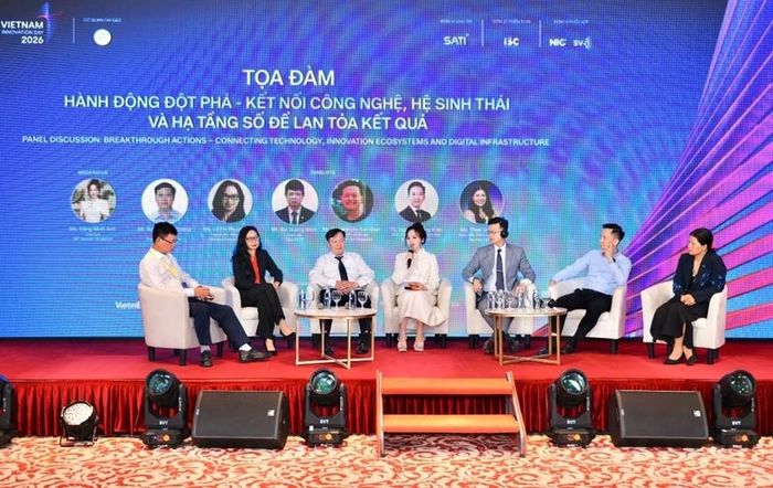 Các diễn giả chia sẻ tại phiên tọa đàm trong khuôn khổ diễn đàn. Ảnh: BTC
