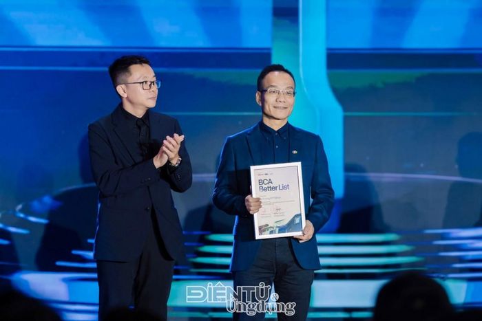 Đại diện FPT Shop nhận kỷ niệm chương từ BTC Better Choice Awards 2026.