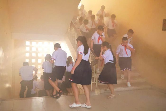 Hướng dẫn kỹ năng thoát nạn cho học sinh trong môi trường khói, khí độc