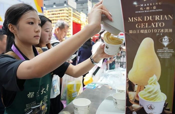 Thương hiệu DurianBB của ông Adrian Choy cung cấp kem, món tráng miệng, sầu riêng sấy, cà phê hương Musang King và tour tham quan nông trại