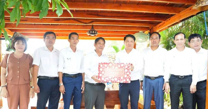  Đoàn công tác tặng quà, động viên Công ty TNHH Chế biến hải sản xuất khẩu Thành Hoa. 