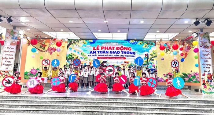 Một tiết mục văn nghệ trong buổi sinh hoạt đầu tuần. Ảnh Trường Tiểu học Nghĩa Tân.