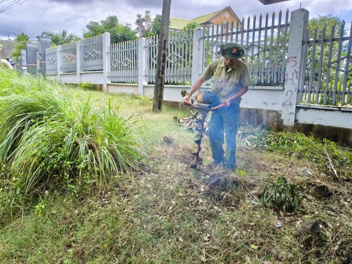 Bí thư chi bộ thôn Bom Bo- Nguyễn Văn Khuyến khoan hố trồng hoa