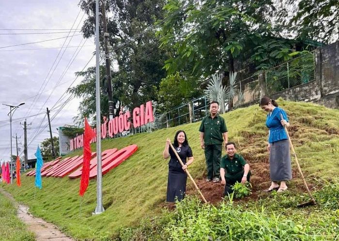 Lãnh đạo HĐND và UBMTTQVN xã Bom Bo tham gia trồng cây tại đường DT760 đoạn khu di tích sok Bom Bo