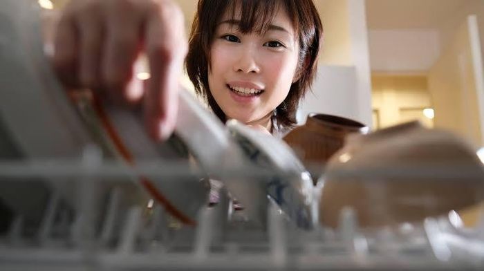 Nhiều người Trung Quốc cho rằng rửa bằng máy rửa bát không sạch. (Ảnh: iStock)
