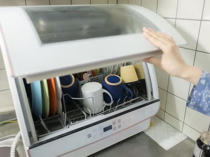 Khi lắp máy rửa bát, gia chủ phải tính thêm ổ địa, ống nước, gây khó cho các căn bếp nhỏ. (Ảnh: iStock)