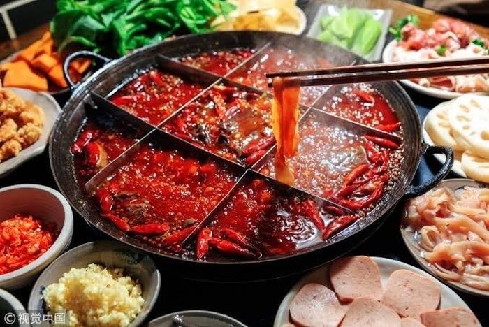 Đồ ăn Trung Quốc nhiều dầu mỡ với bát đĩa đặc thù khiến việc dùng máy rửa bát trở nên khó khăn. (Ảnh: Baidu)