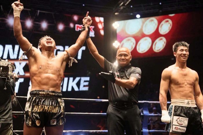 Buakaw cho thấy đẳng cấp ở tuổi 44