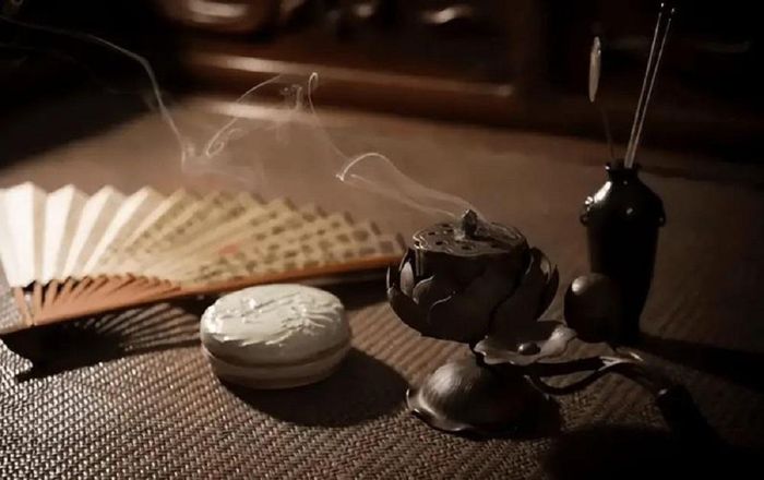 Long bào của hoàng đế được xông hơi với thảo mộc.