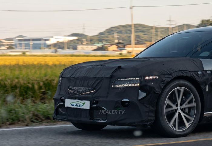 Nguyên mẫu Genesis G90 lộ diện trên đường chạy thử với lưới tản nhiệt phát sáng.