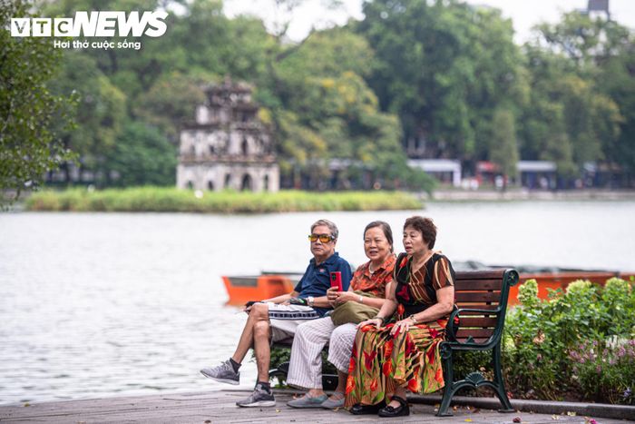 Tuy nhiên, sau những ngày thời tiết còn oi nóng, nhiệt độ giảm nhanh khiến không ít người chưa kịp chuẩn bị trang phục phù hợp.