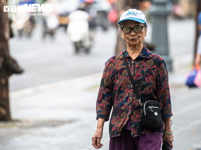 “Do chủ quan không nghĩ trời gió lạnh nên tôi không mang áo khoác khi ra khỏi nhà. Đang đi giữa đường thấy lạnh quá nên tôi phải quay về”, bà Lan chia sẻ.