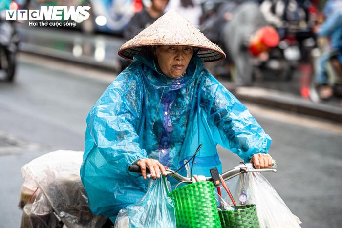 Khoảng 6h30 cùng ngày, một số khu vực Hà Nội xuất hiện mưa nhỏ. Nền nhiệt giảm cùng mưa khiến nhiều người nhanh chóng thay đổi trang phục khi ra đường.
