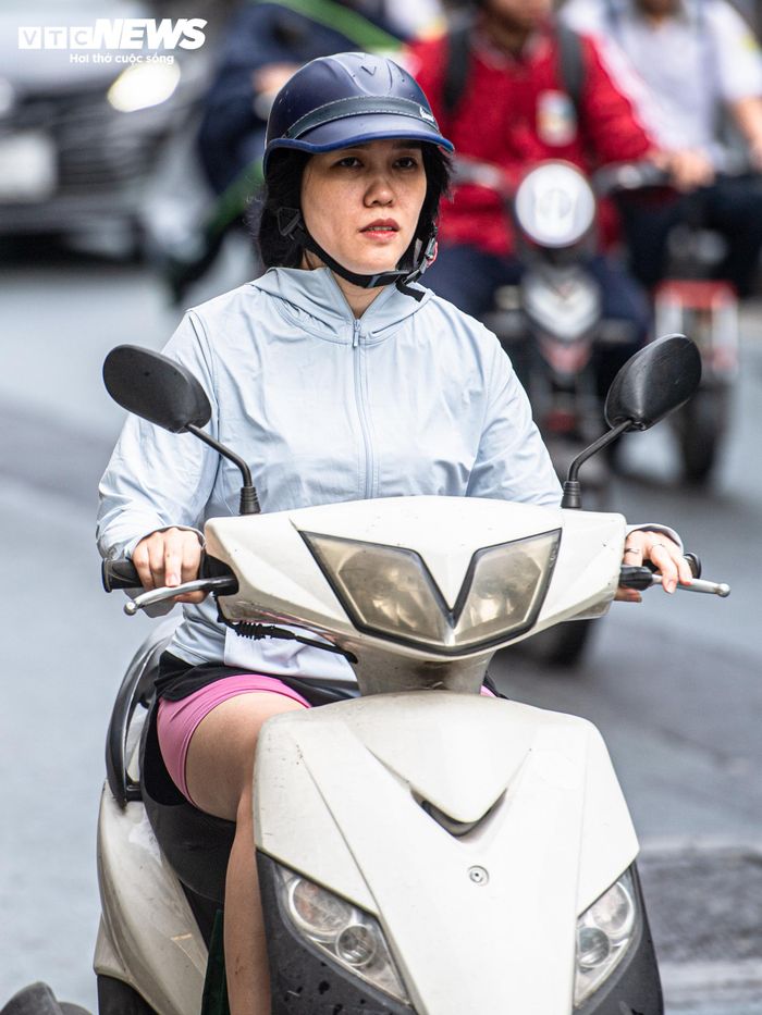 Một phụ nữ đi trên phố trong sáng 5/10 diện đồ “trên đông dưới hè” giữa tiết trời se lạnh.